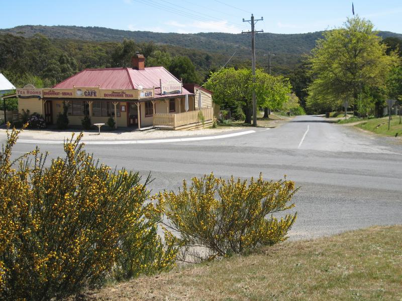 Blackwood - Shops and commercial centre, Martin Street: Cobb & Co. Tea Rooms and Colonial Candy Shop, corner Martin St and Simmons Reef Rd
