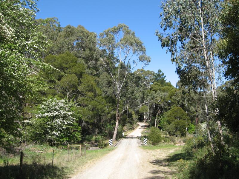 Blackwood - Shaws Lake and surroundings: View east along North Blackwood Rd towards bridge over Lerderderg River