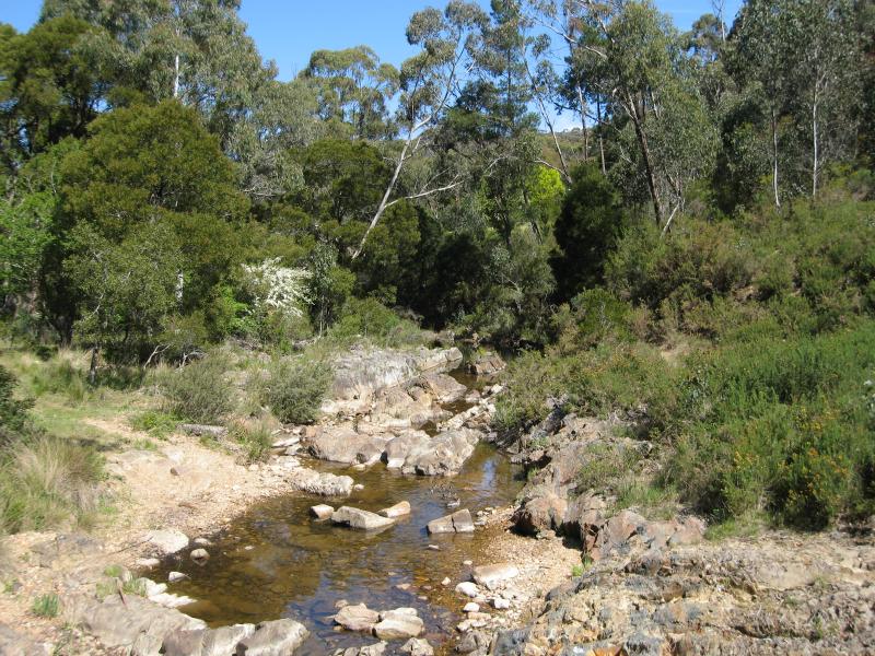 Blackwood - Shaws Lake and surroundings: View south along Lerderderg River at North Blackwood Rd