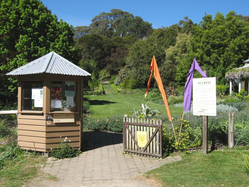 Blackwood - St Erth Gardens, Simmons Reef Road: Entrance gate
