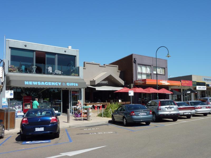 Blairgowrie - Commercial centre and shops, Point Nepean Road service road: Shops along southern side of service road, east of Wilson Rd