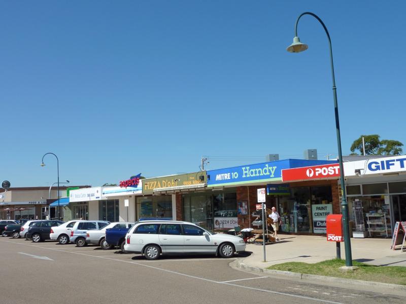 Blairgowrie - Commercial centre and shops, Point Nepean Road service road - View south-east along service road towards Wilson Rd