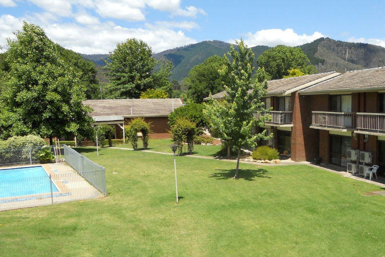 Motel Sierra, Bright