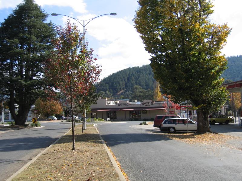 Bright - Commercial centre and shops, Ireland Street and Anderson Street: View north-west along Anderson St towards Gavan St and Star Hotel