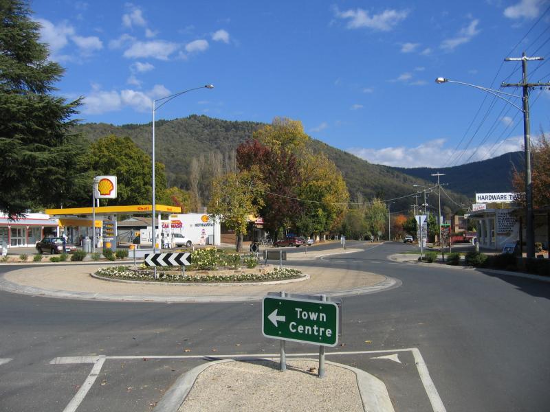 Bright - Gavan Street area: View west along Gavan St at Anderson St