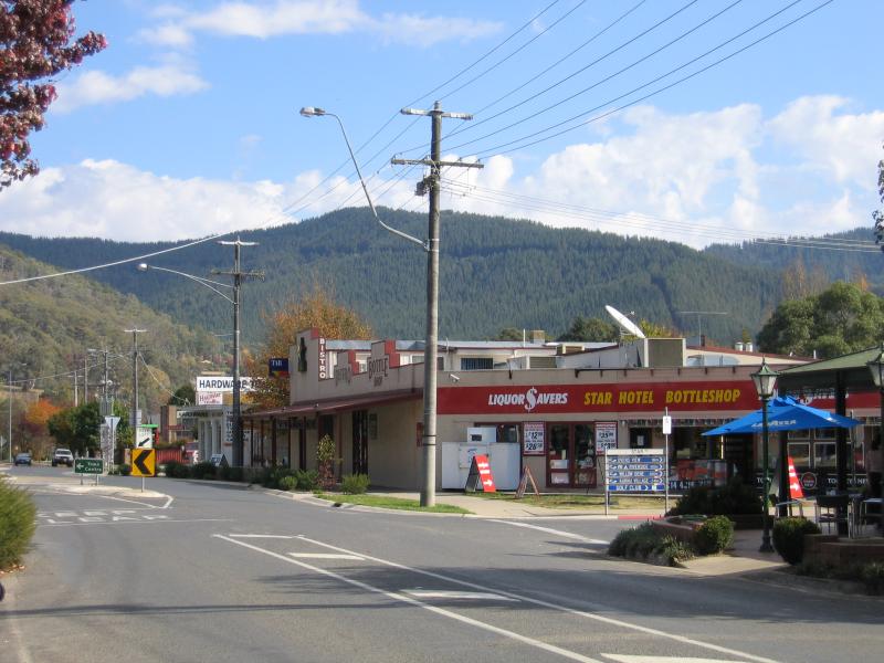 Bright - Gavan Street area: View west along Gavan St towards Star Rd