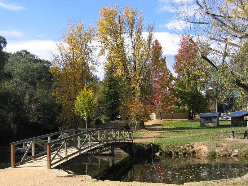 Bright - Howitt Park, Centenary Park, Ovens River: Footbridge across Morses Creek, Centenary Park