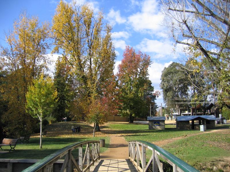 Bright - Howitt Park, Centenary Park, Ovens River: View east through Centenary Park from footbridge across Morses Creek