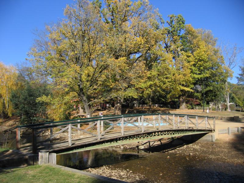 Bright - Howitt Park, Centenary Park, Ovens River: Footbridge across Morses Creek, Centenary Park