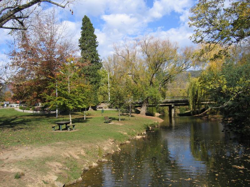 Bright - Howitt Park, Centenary Park, Ovens River: View south along Morses Creek from footbridge