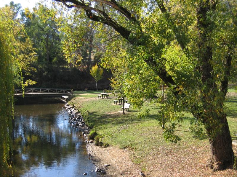Bright - Howitt Park, Centenary Park, Ovens River: View north along Morses Creek and through Centenary Park from Gavan St