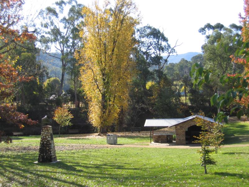 Bright - Howitt Park, Centenary Park, Ovens River: View north through Centenary Park towards BBQ shelter