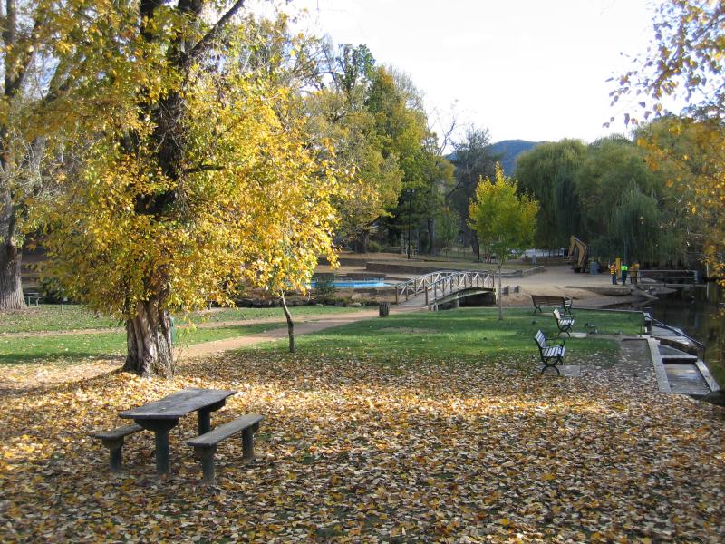 Bright - Howitt Park, Centenary Park, Ovens River: View west through Centenary Park towards Morses Creek