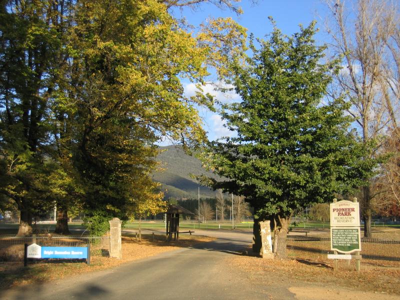 Bright - Pioneer Park and Coronation Avenue: Pioneer Park entrance, south-eastern end of Cobden St