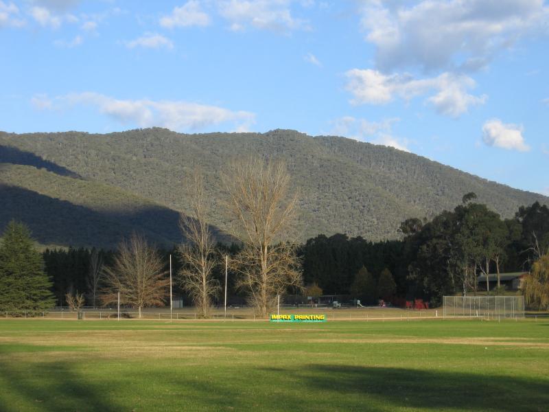 Bright - Pioneer Park and Coronation Avenue: View east across oval