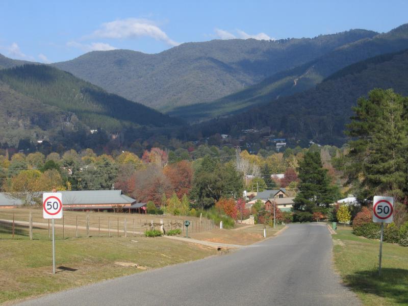 Bright - Mount Porepunkah Road: View south along Mt Porepunkah Rd, north of Norman Crt