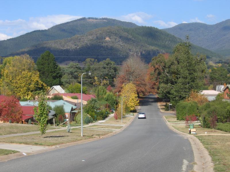 Bright - Mount Porepunkah Road: View south along Mt Porepunkah Rd towards Norman Crt