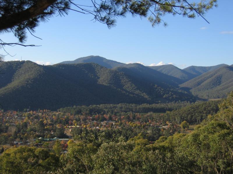 Bright - Huggins Lookout: North-east view