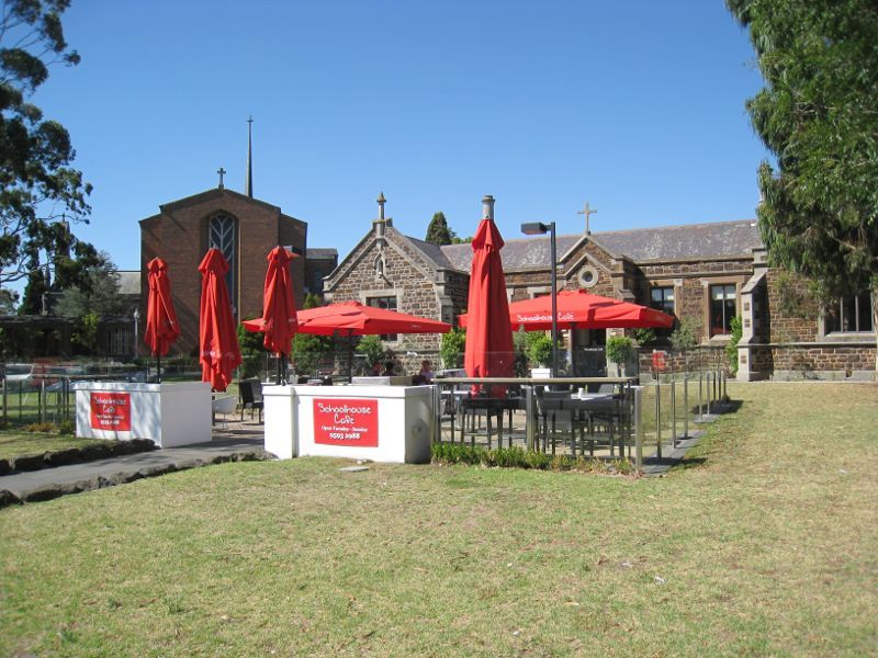 Brighton - Shops along Church Street: Outdoor seating at Schoolhouse Cafe, corner Church St and St Andrews St