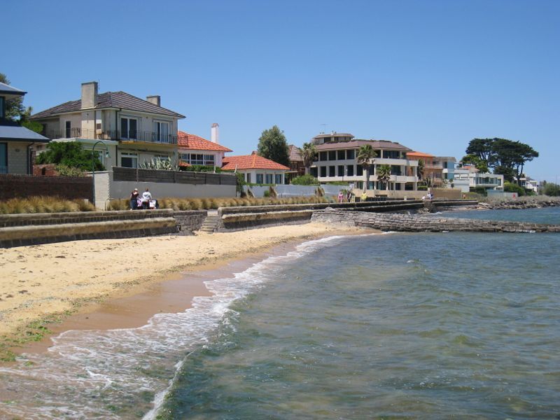 Brighton - Beach and coastline between North Road and Middle Brighton Pier: Coast north of Bay St