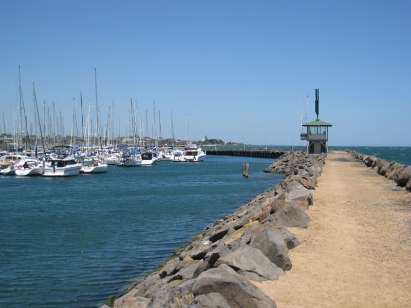 Brighton - Middle Brighton Pier and Royal Brighton Yacht Club Marina: Southerly view along breakwater