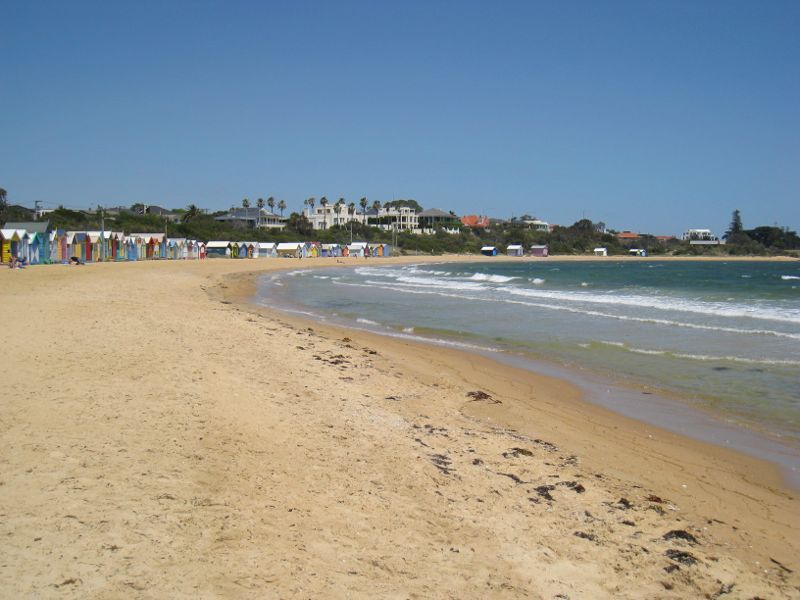 Brighton - Beach, coastline and bathing boxes at Dendy Street Beach: Southerly view along beach