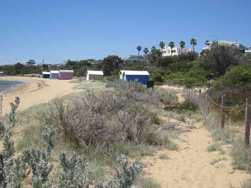 Brighton - Beach, coastline and bathing boxes at Dendy Street Beach: Northerly view near southern end of beach