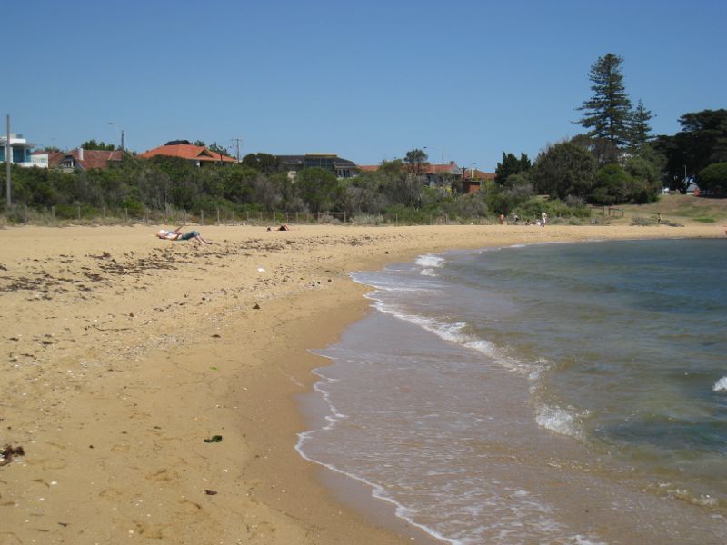 Brighton - Beach and coastline at Holloway Bend: Southerly view along beach