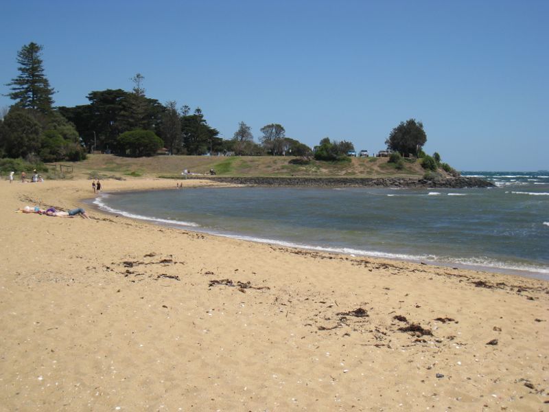 Brighton - Beach and coastline at Holloway Bend: View south towards Green Point
