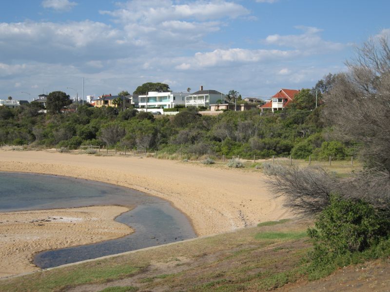 Brighton - Beach and coastline at Holloway Bend: North-easterly view across beach