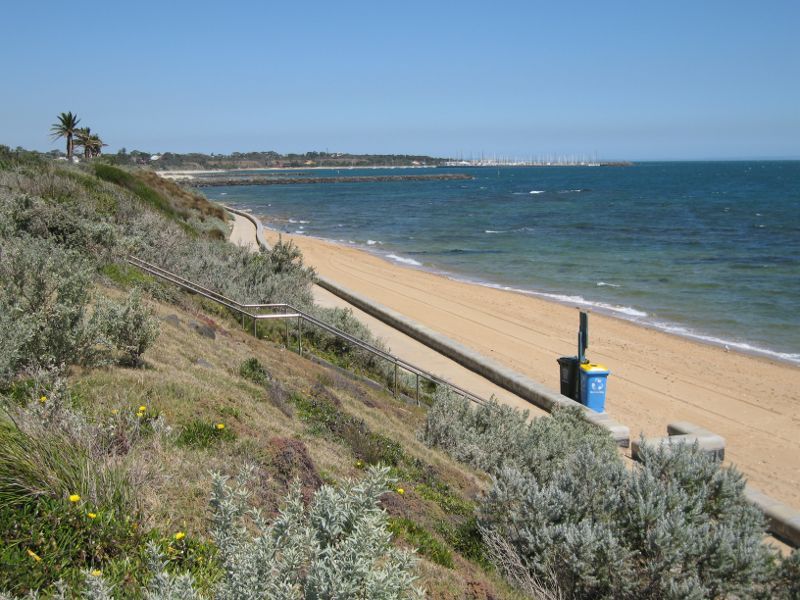 Brighton - Beach and coastline between South Road and New Street: View south-east along coast