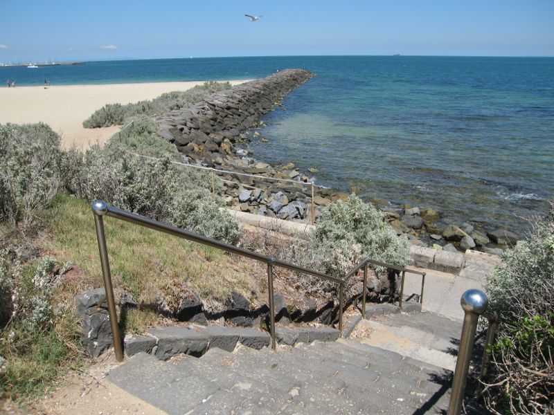 Brighton - Beach and coastline between South Road and New Street: Steps down to beach at groyne opposite New St