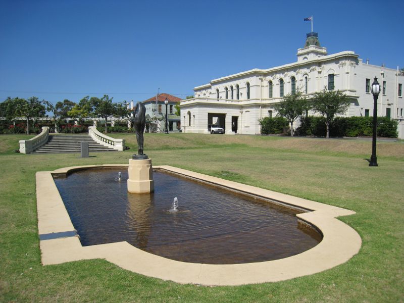 Brighton - Brighton Arts & Cultural Centre, corner Wilson Street and Carpenter Street: Fountain and town hall