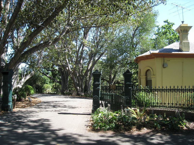 Brighton - Kamesburgh Gardens and mansion, North Road: Driveway entrance and gate house