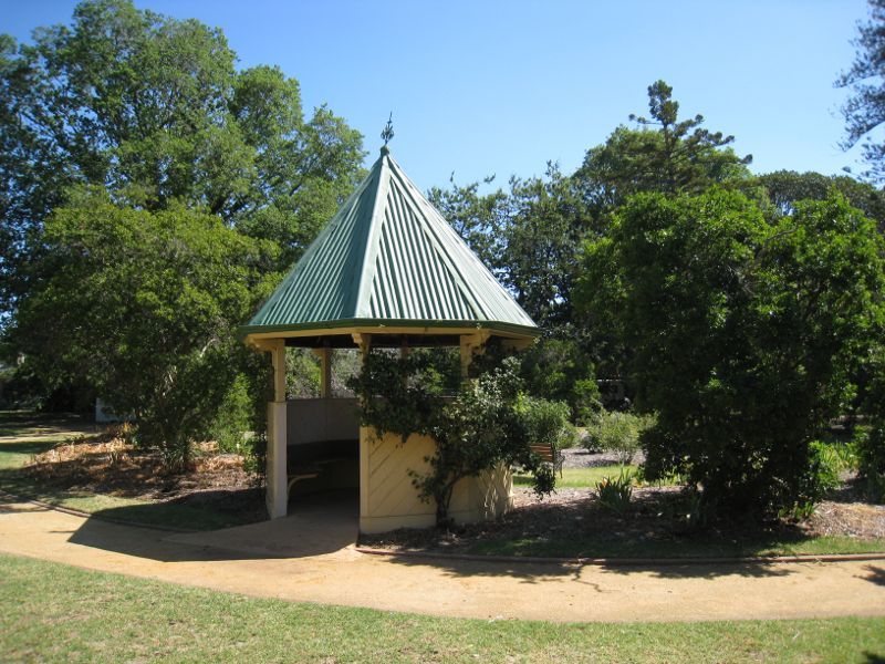 Brighton - Kamesburgh Gardens and mansion, North Road: Rotunda in garden