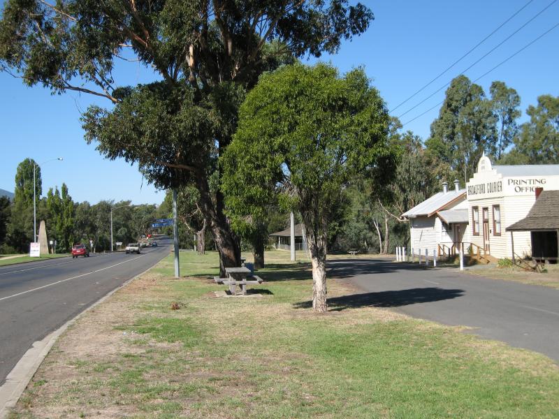 Broadford - South side of High Street between Murchison Street and Sunday Creek: View east along High St from Murchison St towards Sunday Creek