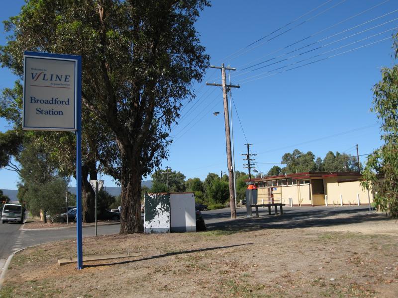 Broadford - Railway station vicinity: View north-east along High St towards railway station