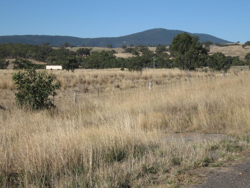 Broadford - Short Street and Strath Creek Road: Easterly view, Strath Creek Rd east of Hume Fwy