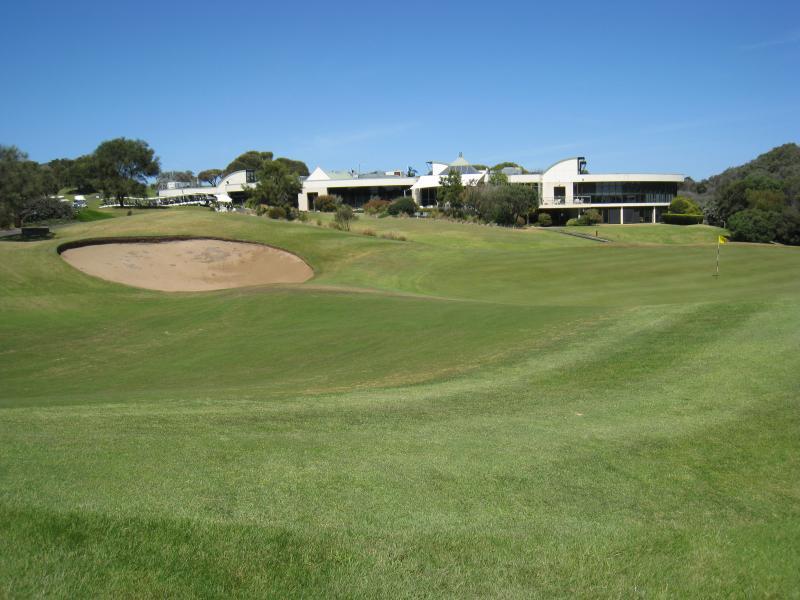 Cape Schanck - Cape Schanck Resort & Golf Course, Trent Jones Drive: View of restaurant from golf course