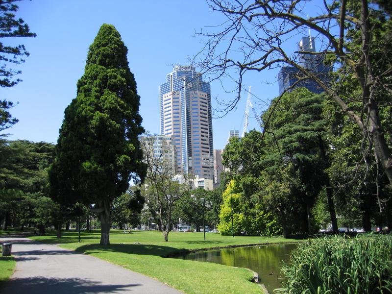 Carlton - Carlton Gardens: View across lake near Rathdowne St and Victoria St