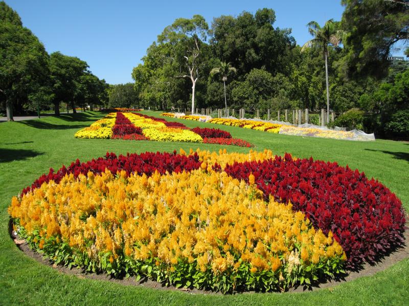 Carlton - Carlton Gardens: View east through Carlton Gardens South from near Rathdowne St at Queensberry St