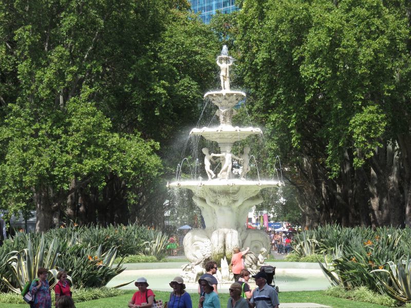 Carlton - Carlton Gardens: Hochgurtel fountain