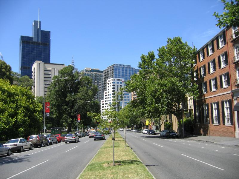 Carlton - Rathdowne Street: View south along Rathdowne St towards Victoria St