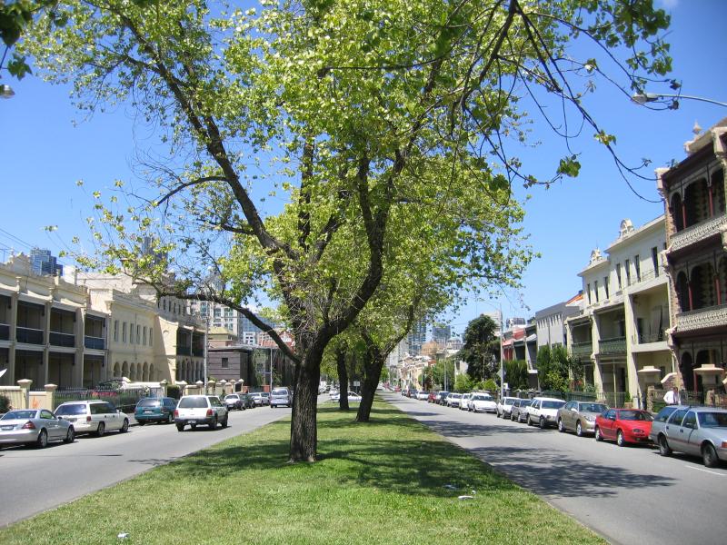 Carlton - Drummond Street: View south along Drummond St between Grattan St and Pelham St