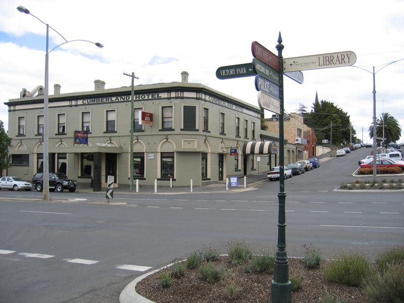 Castlemaine - Shops and commercial centre along Barker, Mostyn and Lyttleton Streets: View west along Lyttleton St at Barker St