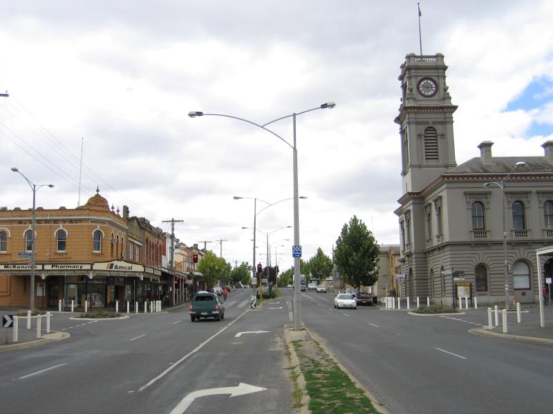 Castlemaine - Shops and commercial centre along Barker, Mostyn and Lyttleton Streets: View north along Barker St towards Lyttleton St