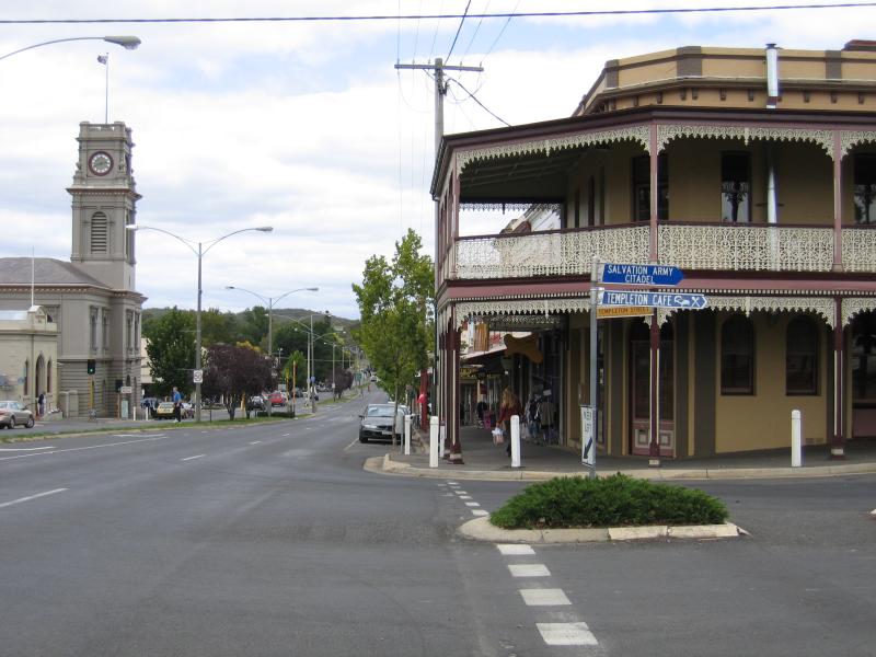 Castlemaine - Shops and commercial centre along Barker, Mostyn and Lyttleton Streets: View south along Barker St at Templeton St