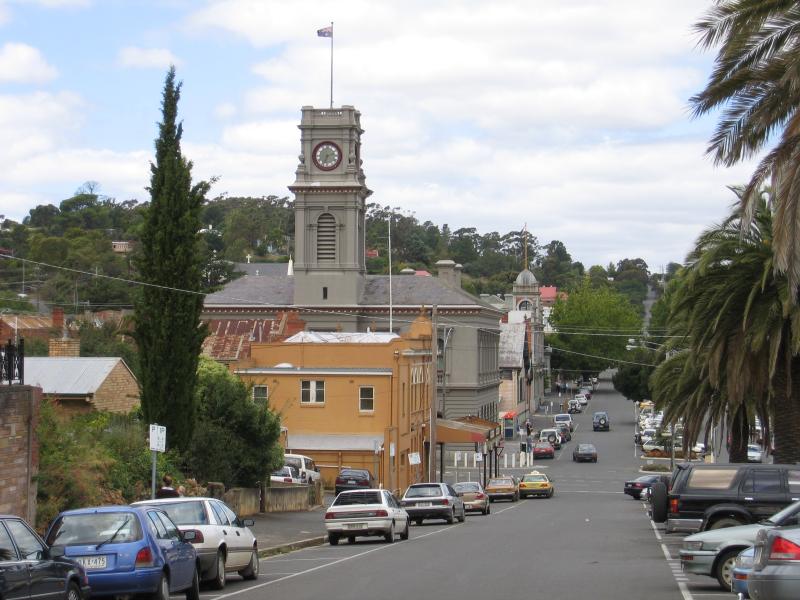 Castlemaine - Shops and commercial centre along Barker, Mostyn and Lyttleton Streets: View east along Lyttleton St towards Barker St and post office