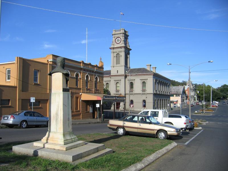 Castlemaine - Shops and commercial centre - Barker, Mostyn and Lyttleton Streets - View east along Lyttleton St towards Barker St and post office