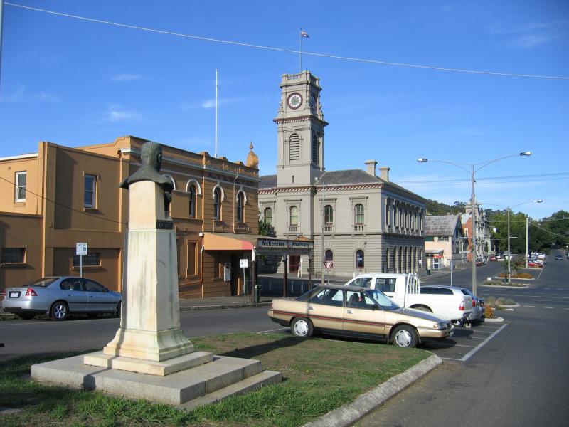 Castlemaine - Shops and commercial centre along Barker, Mostyn and Lyttleton Streets: View east along Lyttleton St towards Barker St and post office